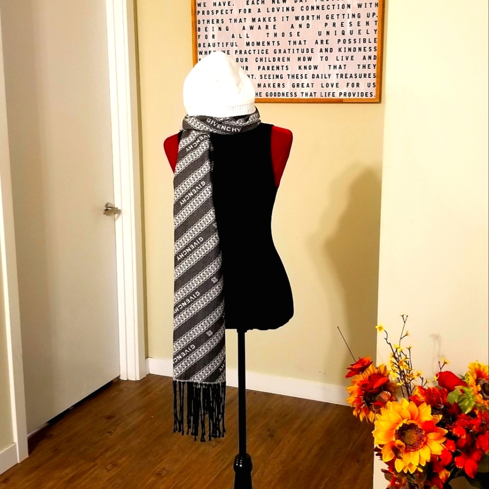 GIVENCHY BUNDLE women's Scarf & hat